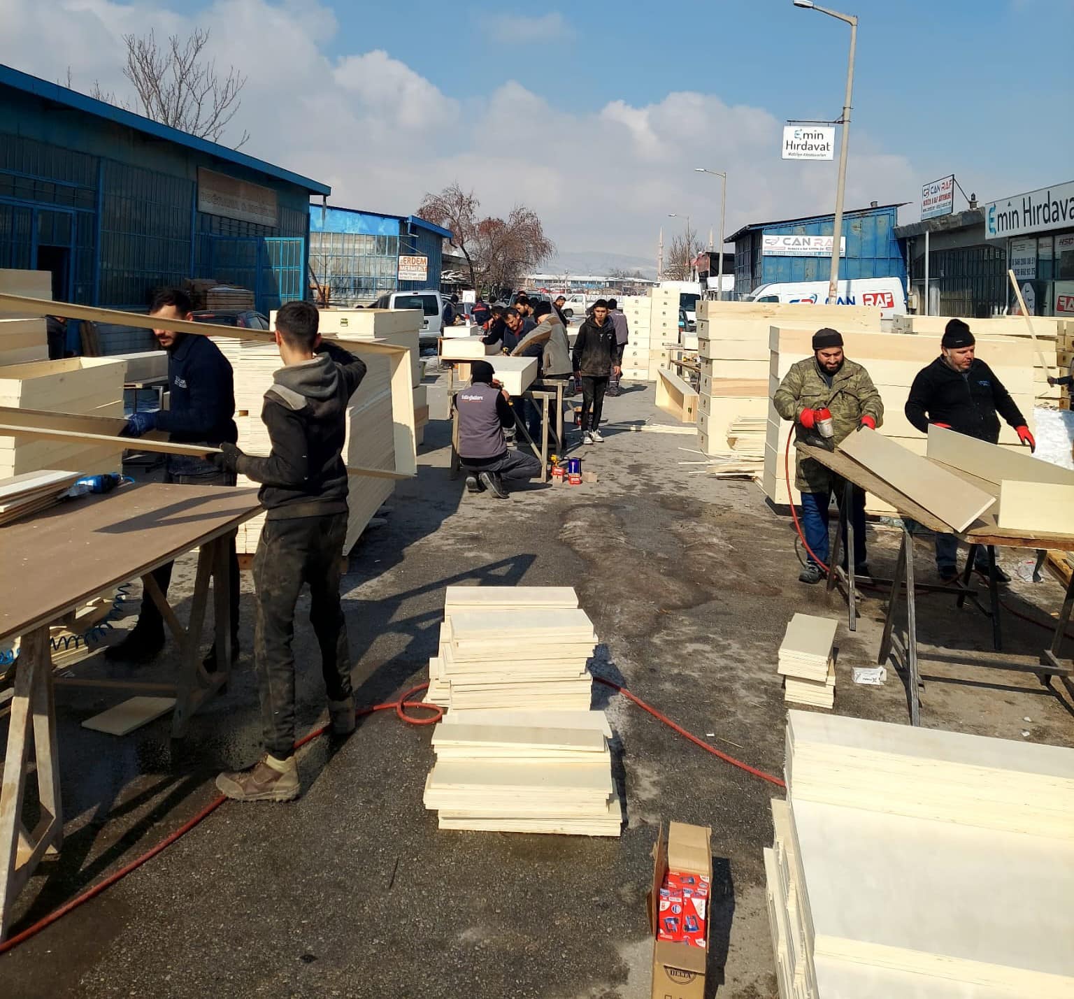 konya-mobilyacilar-odasinda-en-aci-mesai-deprem-bolgesi-icin-1000-tabut-yaptilar-005.jpg