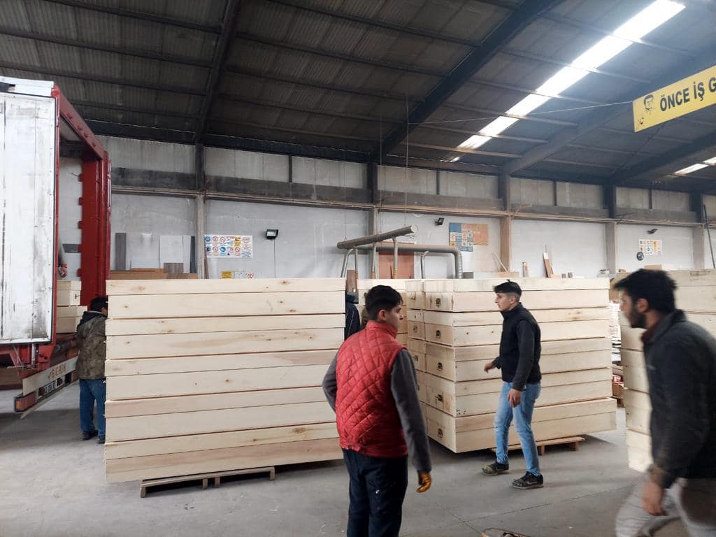 konya-mobilyacilar-odasinda-en-aci-mesai-deprem-bolgesi-icin-1000-tabut-yaptilar-006.jpg