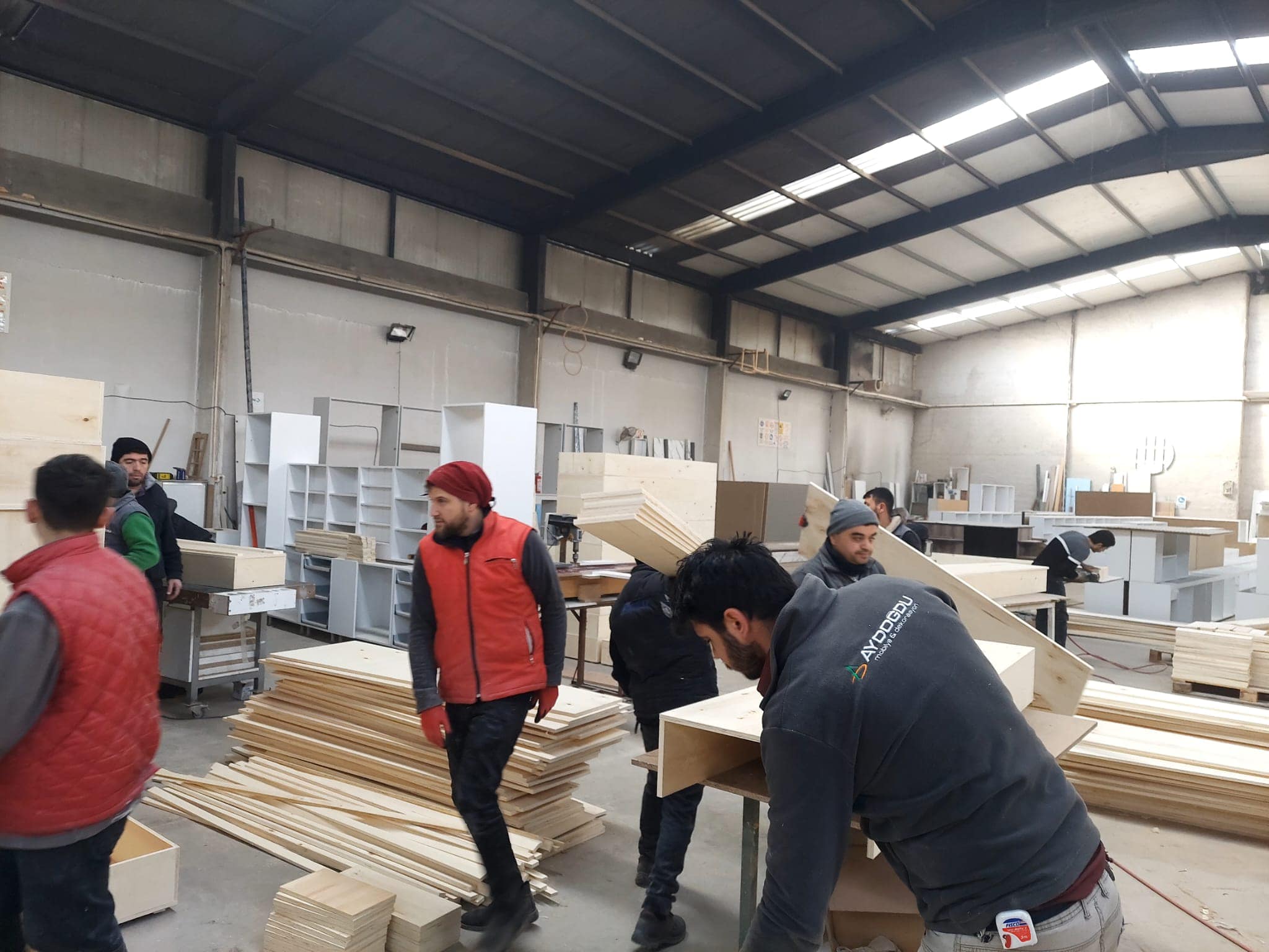 konya-mobilyacilar-odasinda-en-aci-mesai-deprem-bolgesi-icin-1000-tabut-yaptilar-007.jpg