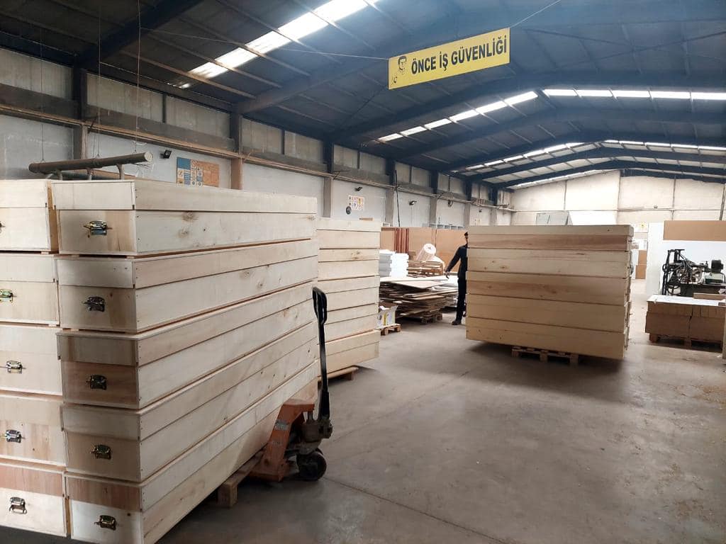 konya-mobilyacilar-odasinda-en-aci-mesai-deprem-bolgesi-icin-1000-tabut-yaptilar.jpg