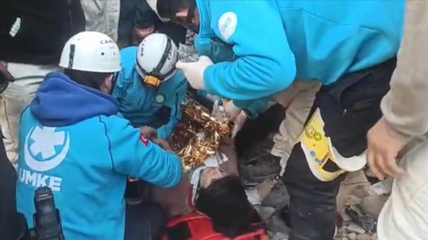 zamana-karsi-yaris-depremin-141-ile-163-saatleri-arasinda-en-az-41-kisi-kurtarildi-003.jpeg