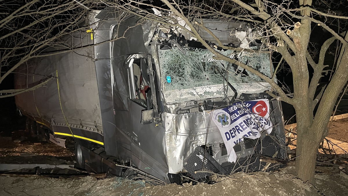 deprem-bolgesine-yardim-malzemesi-goturen-tir-kaza-yapti-002.jpg