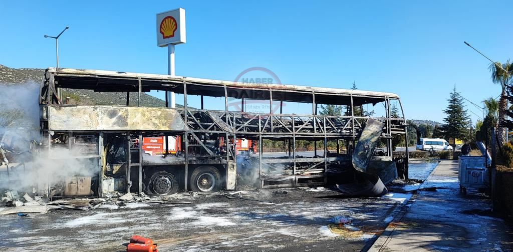adana-yolunda-2-katli-yolcu-otobusu-yandi-001.jpg