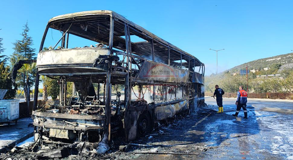 adana-yolunda-2-katli-yolcu-otobusu-yandi-003.jpg
