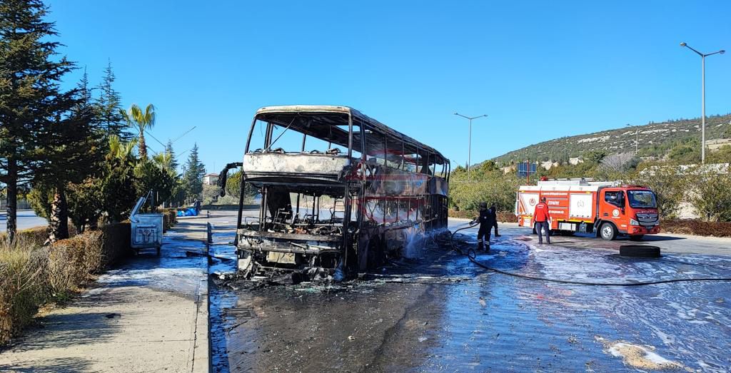 adana-yolunda-2-katli-yolcu-otobusu-yandi.jpg