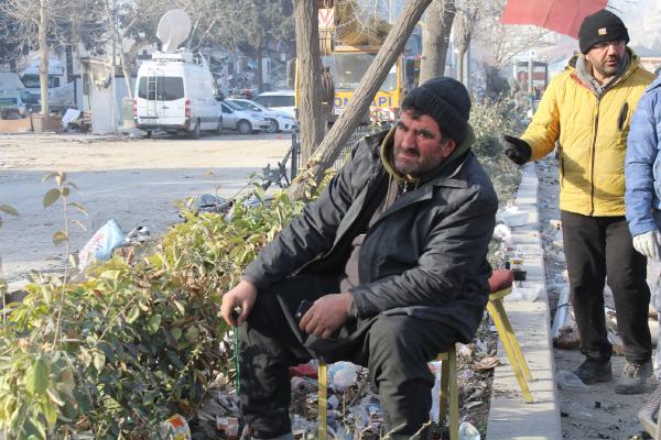 depremde-15-akrabasini-kaybetti-yegeni-icin-umutla-bekliyor.jpg