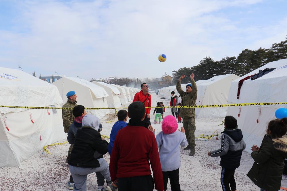 komandolar-olay-yeri-seridi-icinde-depremzede-cocuklar-ile-voleybol-oynadi-001.jpg