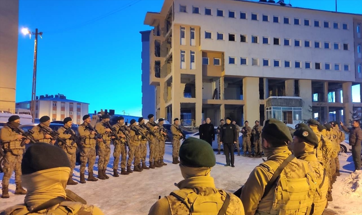 ardahandan-deprem-bolgesi-hataya-61-ozel-harekat-polisi-gonderildi.jpg
