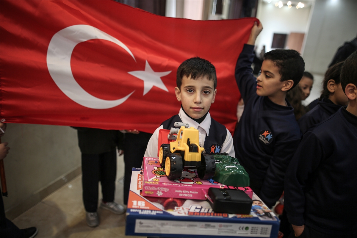 gazzeden-turkiye-ve-suriyedeki-depremzede-cocuklar-icin-hediye-kampanyasi.jpg