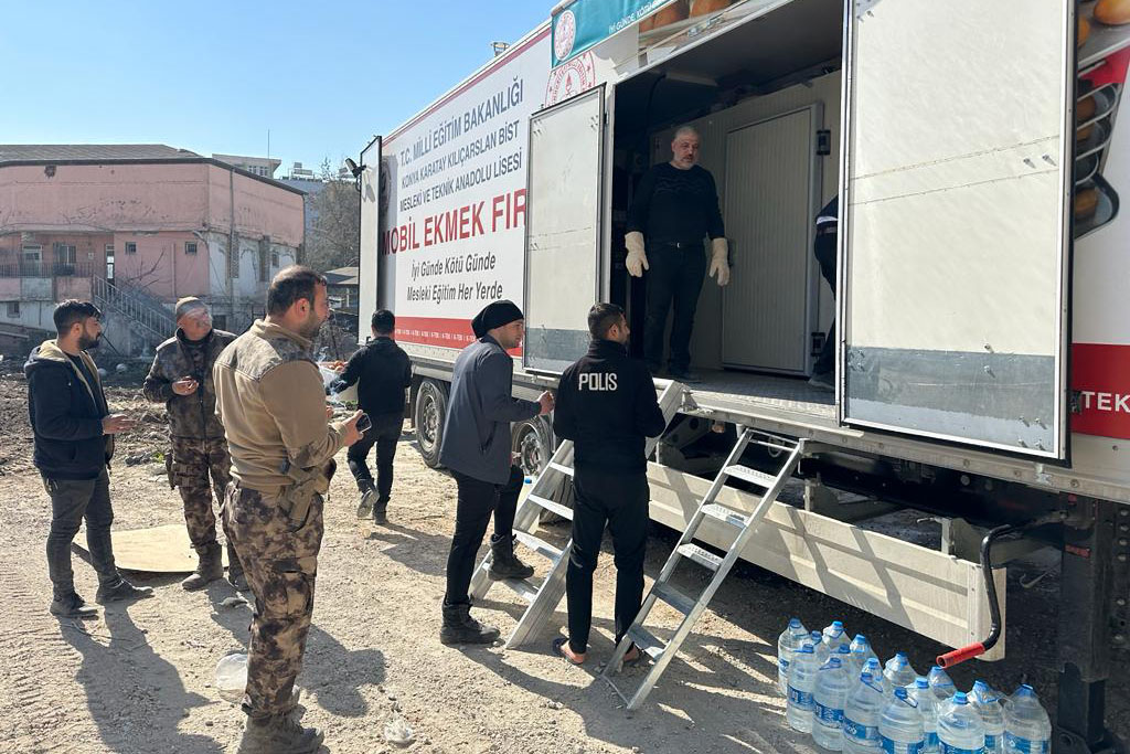 il-milli-egitim-mudurlugu-butun-birimleriyle-kahramanmaras-merkezli-depremler-sonrasinda-depremzede-vatandaslara-hizmet-etmeye-devam-ediyor-002.jpeg