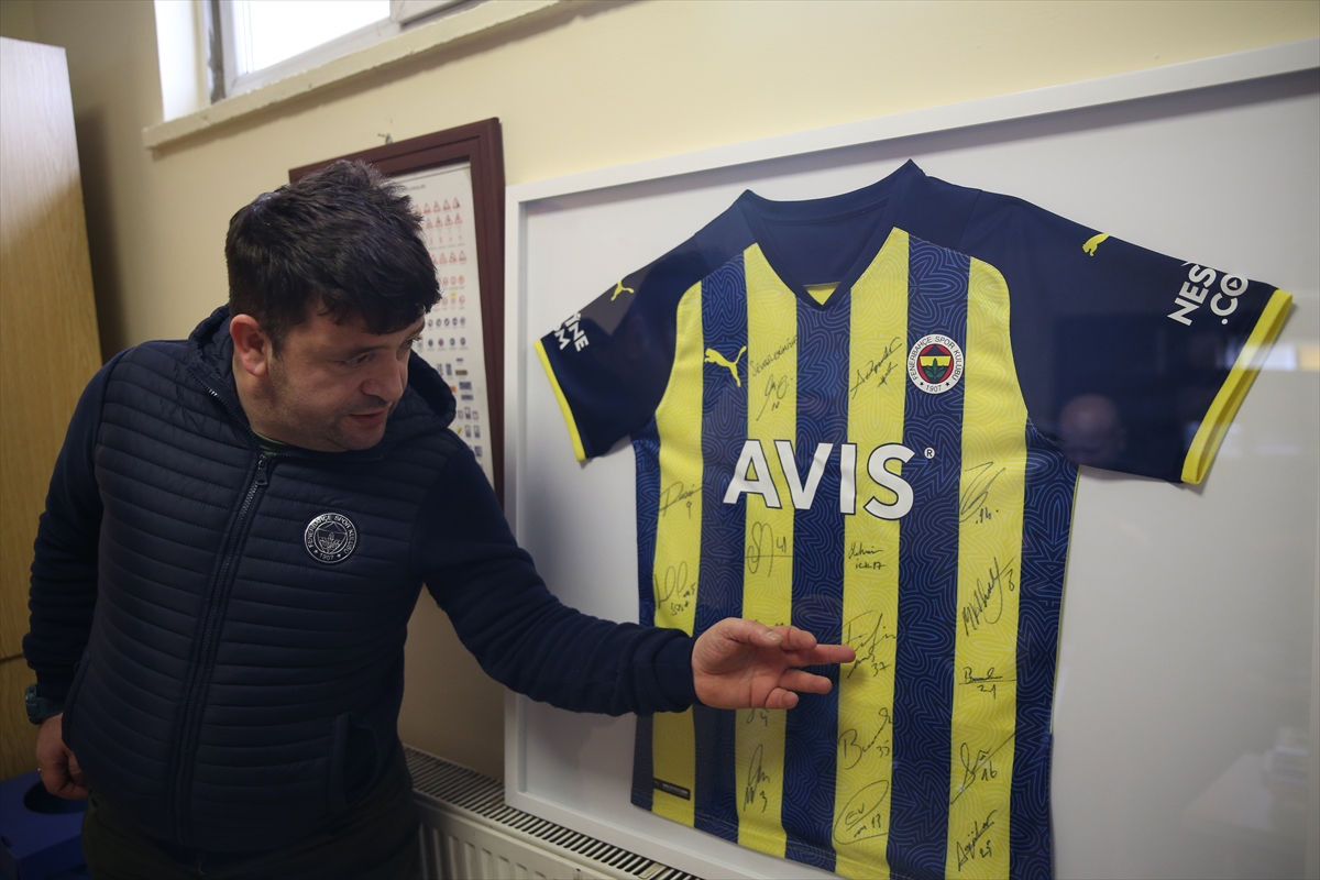konyali-gazi-imzali-fenerbahce-formasini-depremzedelere-yardim-icin-satisa-cikartti.jpg