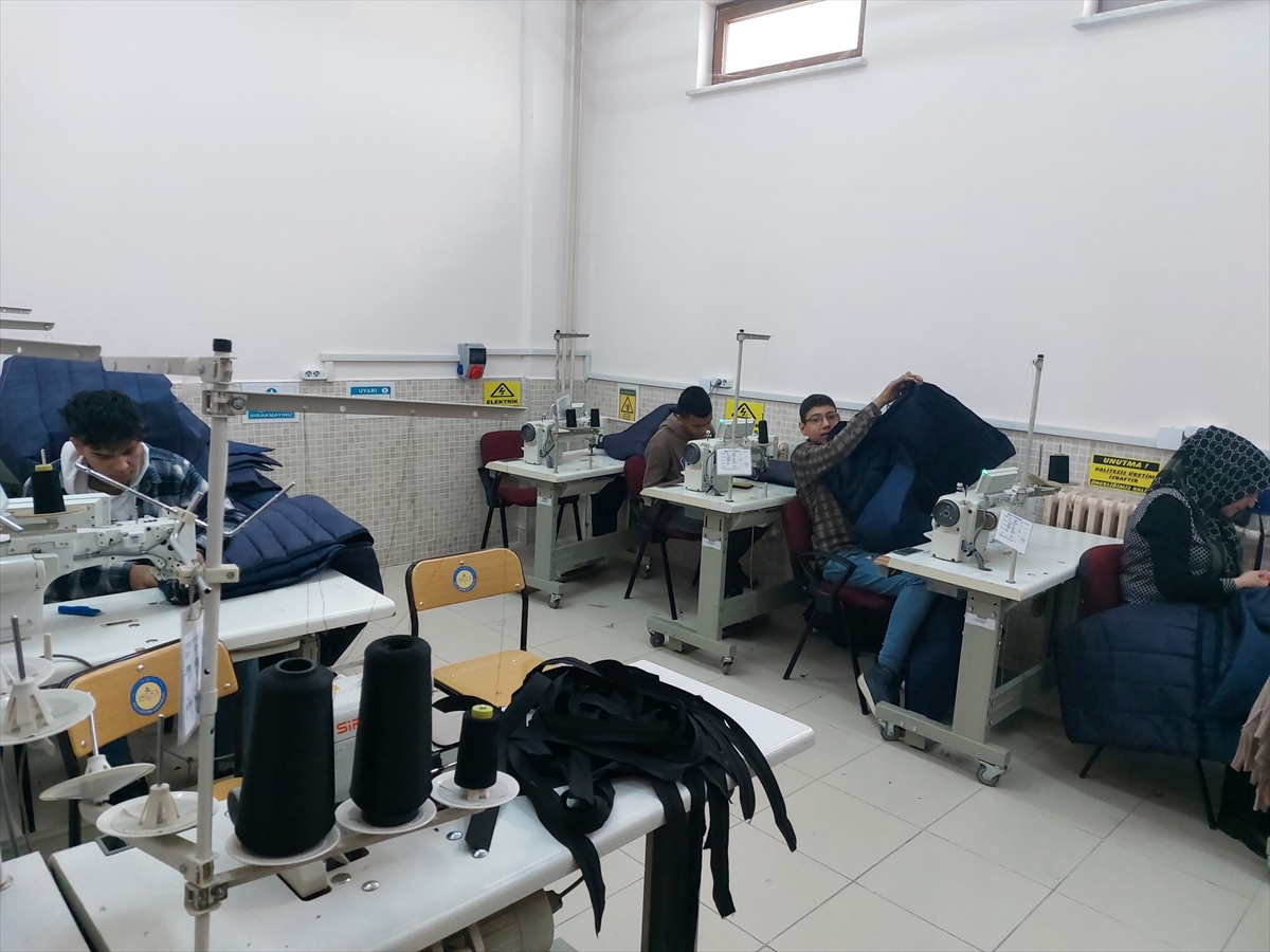 konyada-meslek-lisesi-ogrencilerinden-uyku-tulumu-mesaisi-001.jpg