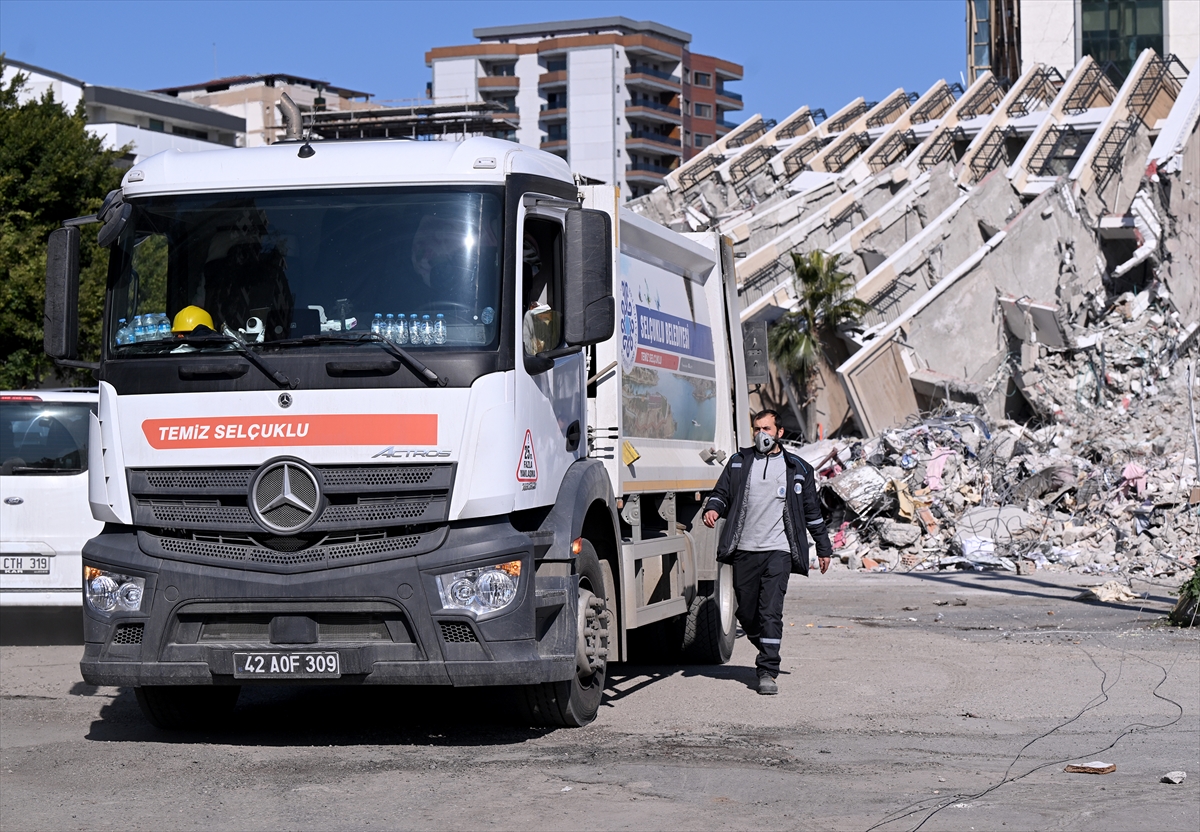 selcuklu-belediyesi-hatayda-temizlik-calismasi-yurutuyor-007.jpg