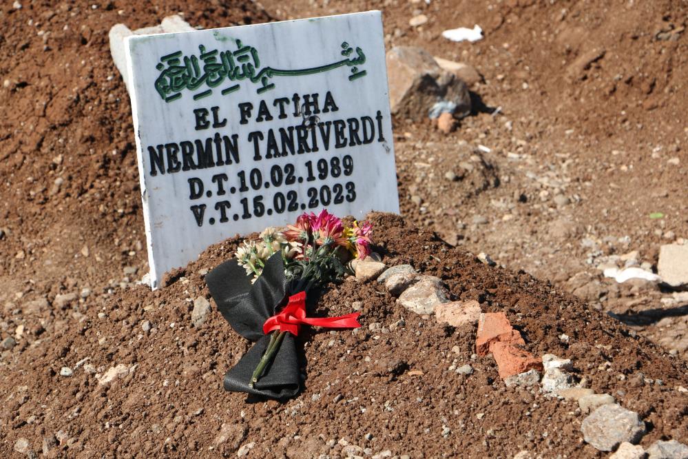depremde-can-verenleri-hatiralariyla-topraga-verdiler-002.jpg