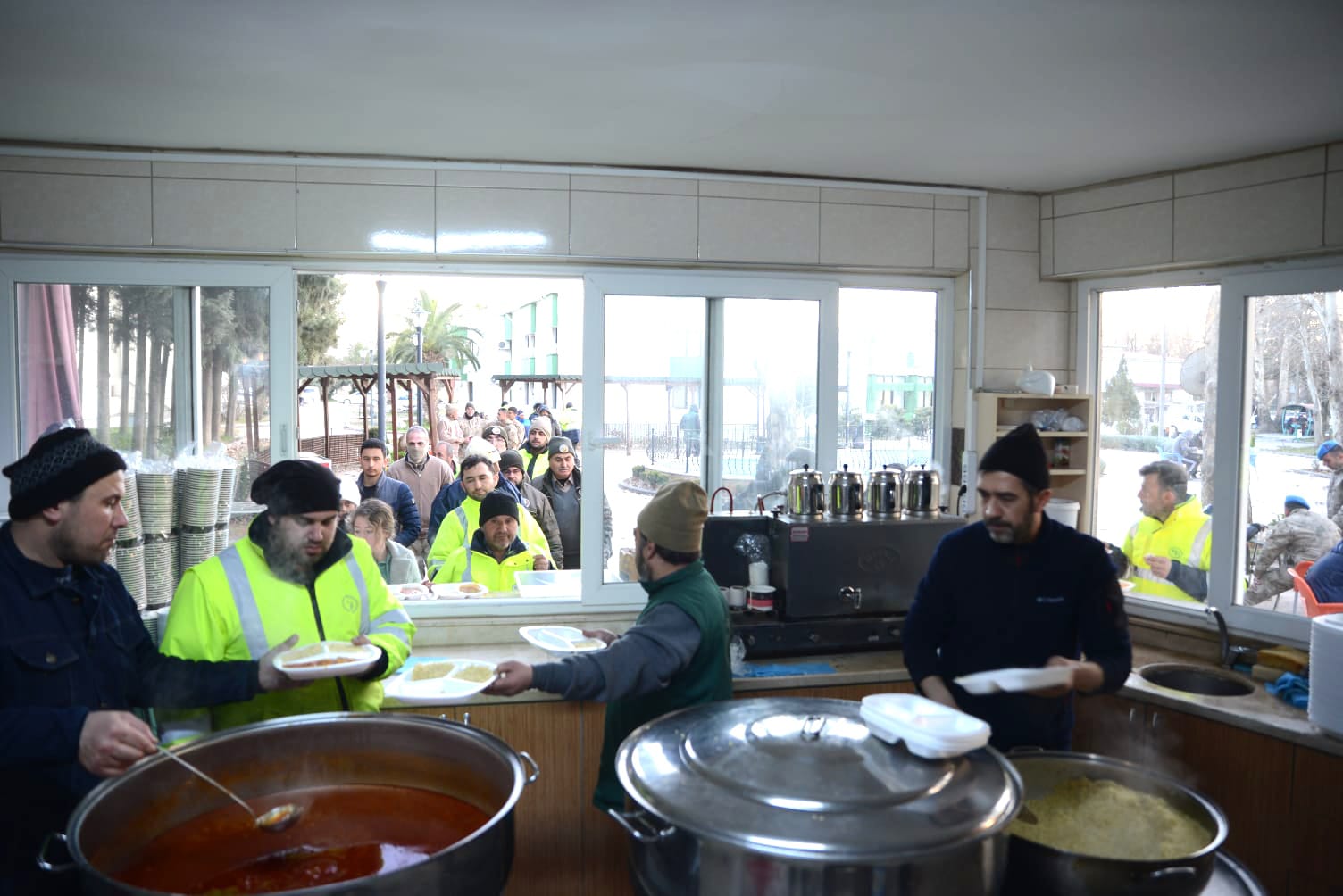 konya-ekibi-depremin-merkezinde-gunluk-2-bin-500-kisiye-yemek-ikram-etti-001.jpeg