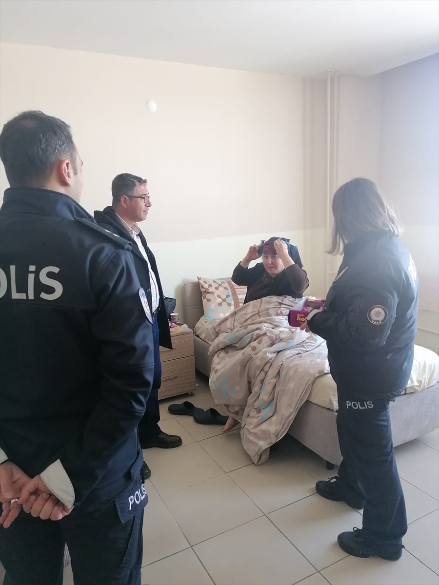 konyada-polis-memurlari-yurtlardaki-depremzedeleri-ziyaret-etti-003.jpg