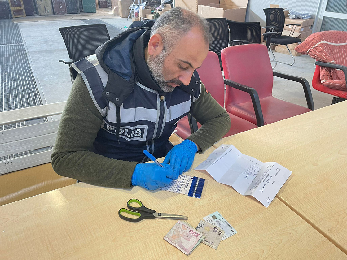 hataydaki-enkazlarda-bulunan-para-ve-degerli-esyalar-polis-gozetiminde-korunuyor.jpg