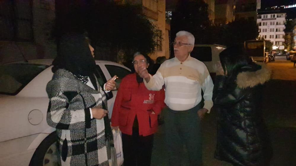 hatay-merkezli-iki-deprem-alanyayi-da-sokaga-doktu-002.jpg