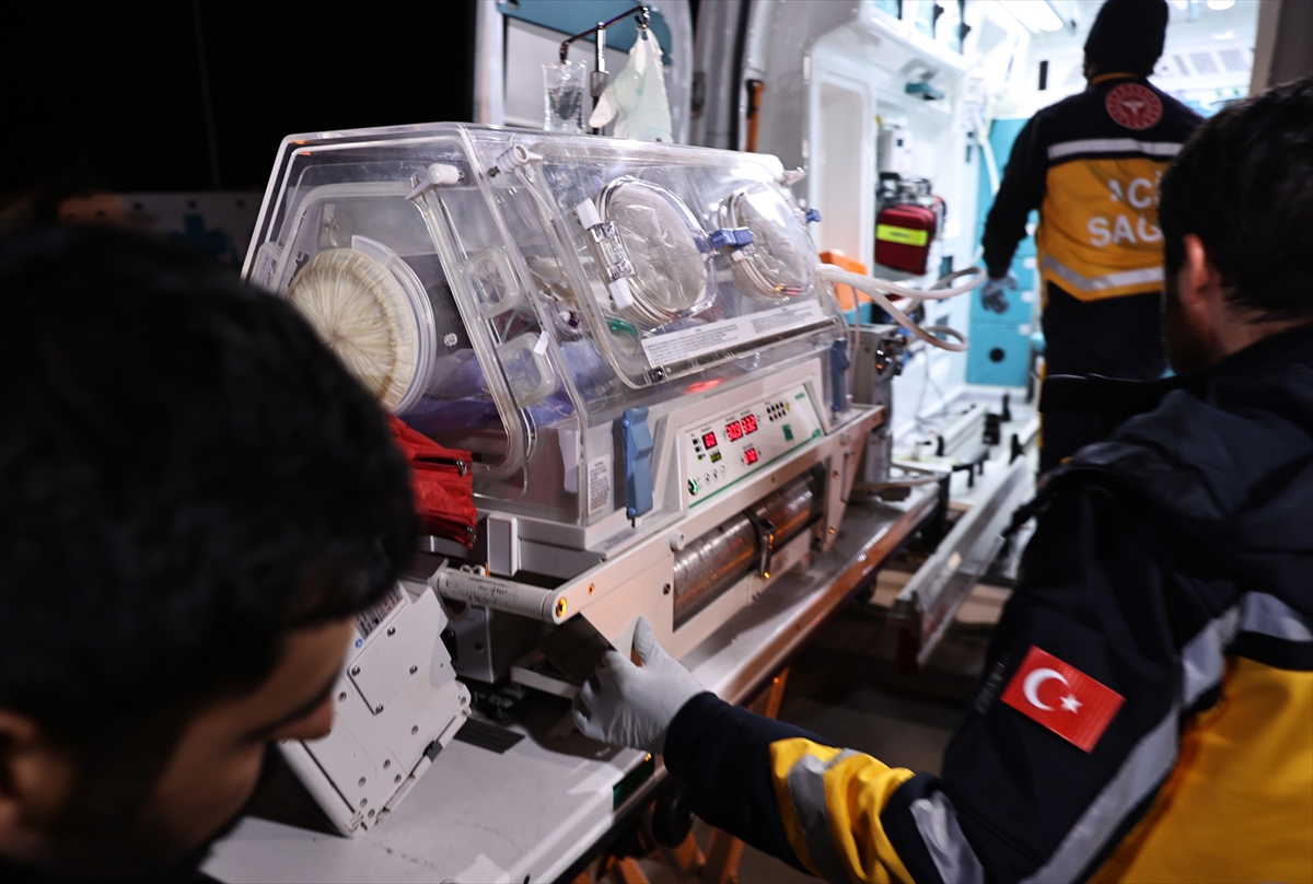hatayin-defne-ilcesi-merkezli-64-buyuklugundeki-depremde-fenalasan-suriye-uyruklu-hamile-kadin-jandarma-ekiplerince-tasindigi-sahra-hastanesinde-kiz-cocugu-dunyaya-getirdi-anne-kiz-ambulansla-adana-sehir-hastanesine-sevk-edildi-001.jpg
