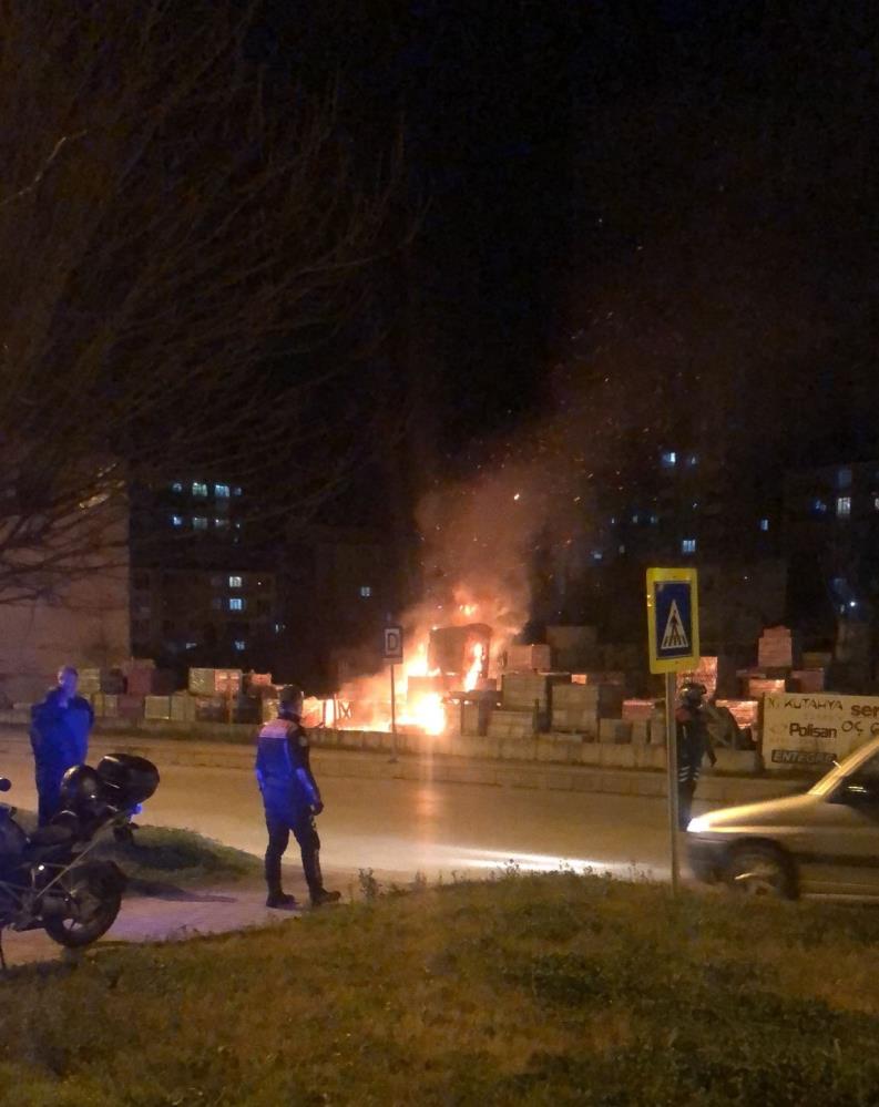 insaat-malzemesi-satan-isyerinde-yangin-cikti.jpg