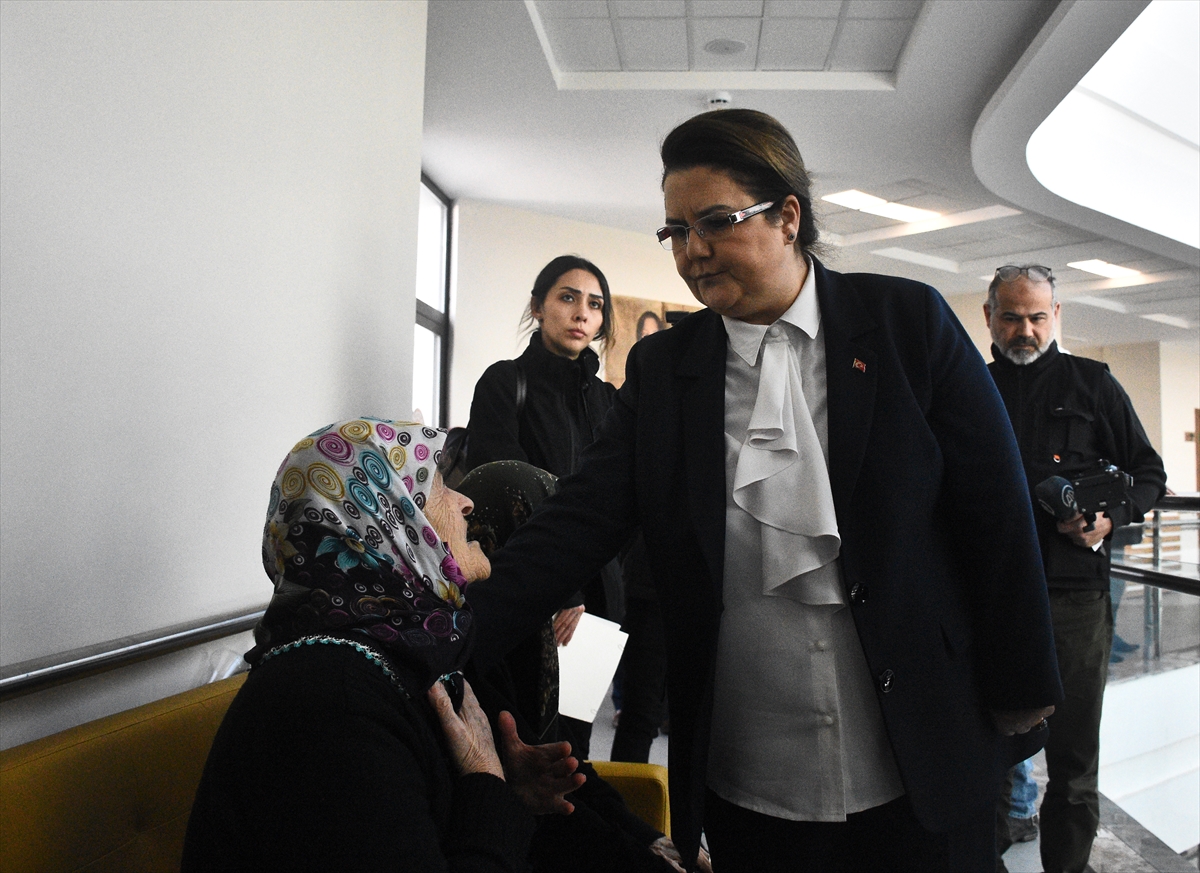 bakan-derya-yanik-konyaya-nakledilen-huzurevi-sakinlerini-ziyaret-etti-001.jpg