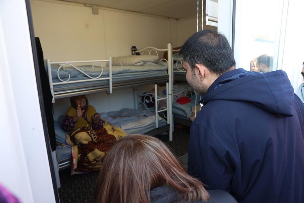 bakan-kurum-gaziantepte-depremzedelerin-ihtiyaclarini-dinledi-001.jpg