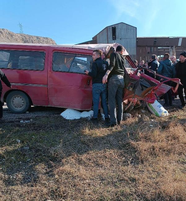 iki-minibusun-carpistigi-kazada-1-kisi-oldu-3-kisi-yaralandi.jpg