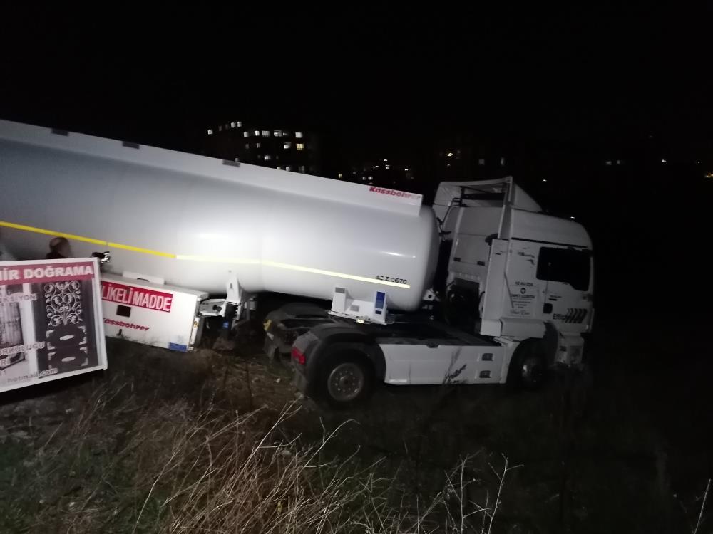 konya-plakali-tanker-freni-bosalinca-onune-gelene-carpti-003.jpg