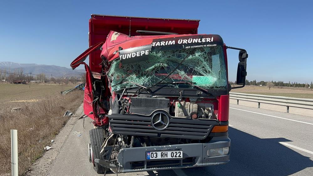 konya-yolunda-kamyon-ile-traktor-carpisti-001.jpg