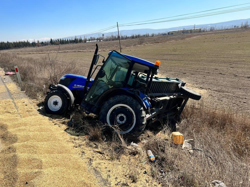 konya-yolunda-kamyon-ile-traktor-carpisti.jpg