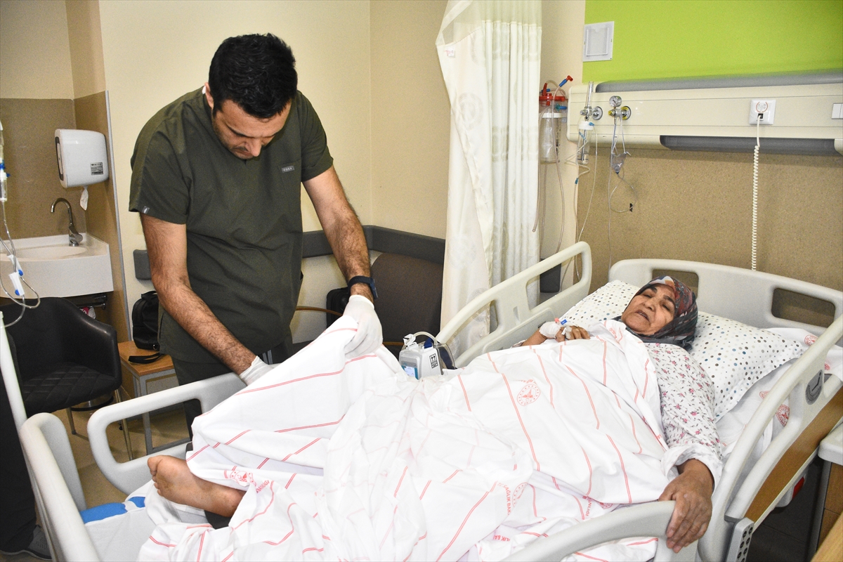 yasli-depremzede-konyada-hiperbarik-tedavisi-ile-bacaginin-kesilmesinden-kurtuldu.jpg