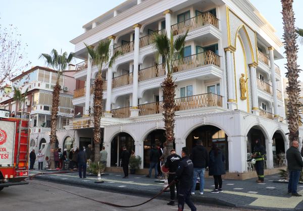 depremzedelerin-kaldigi-otelde-yangin-cikti.jpg