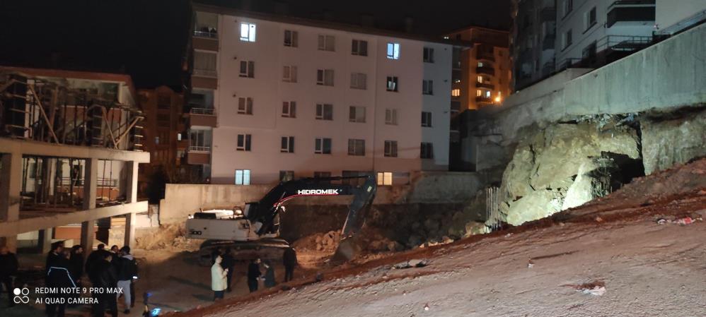 istinat-duvari-coktu-2-bina-tahliye-edildi-001.jpg