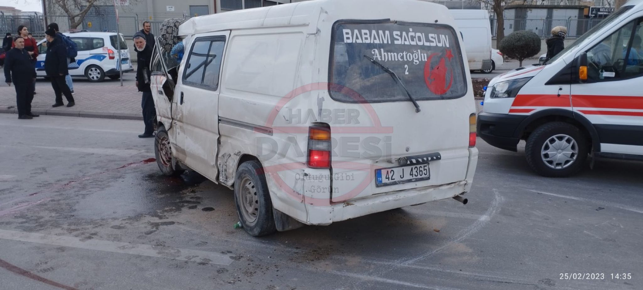 konyada-otomobille-carpisan-minibusun-surucusu-oldu.jpeg