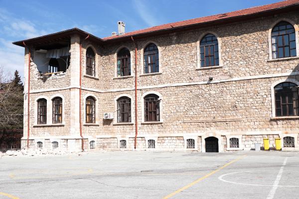 1933-yilinda-yapilan-okul-depremlerde-yikilmadi-001.jpg