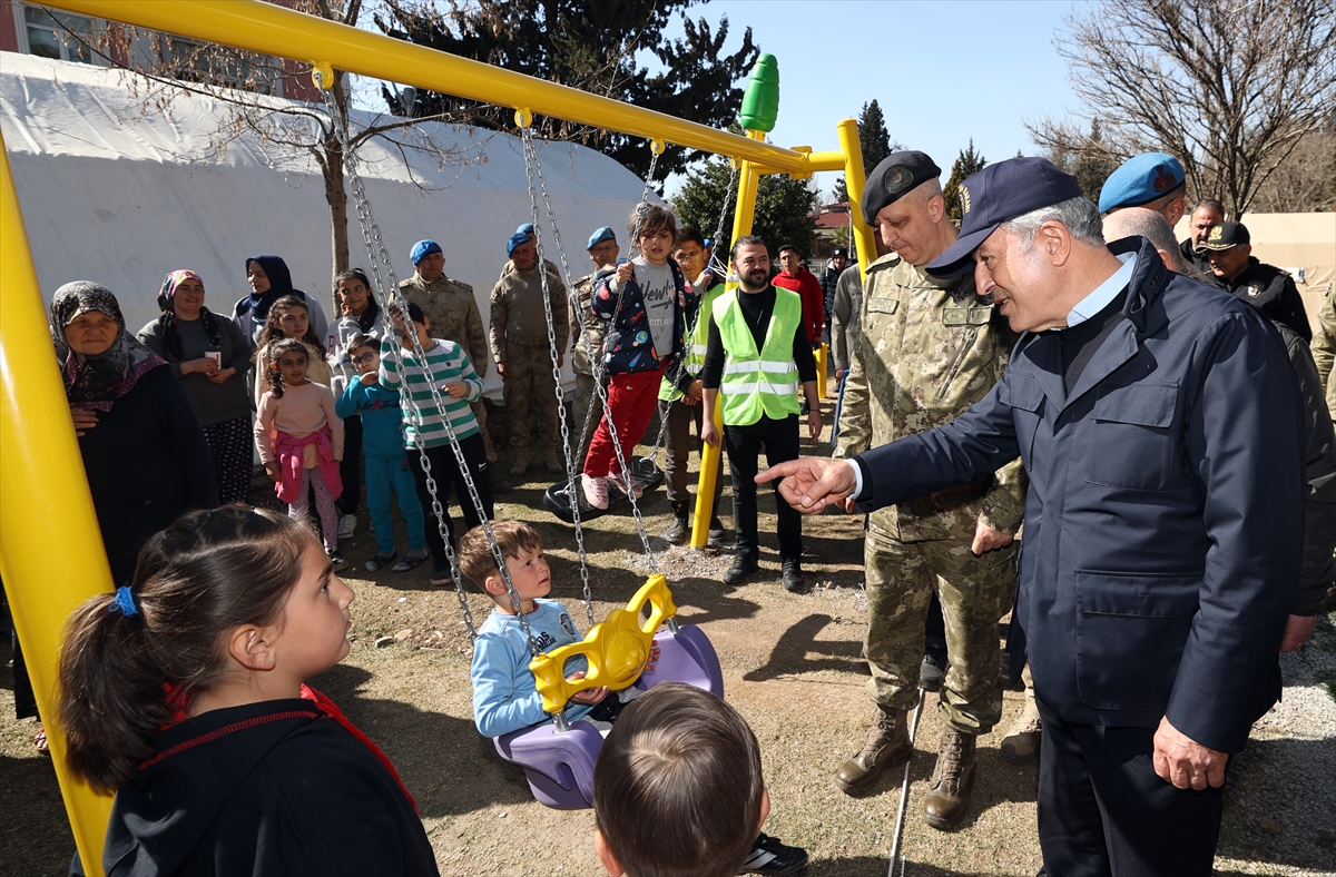 bakan-akardan-depremzede-cocuklara-moral-ziyareti-002.jpg