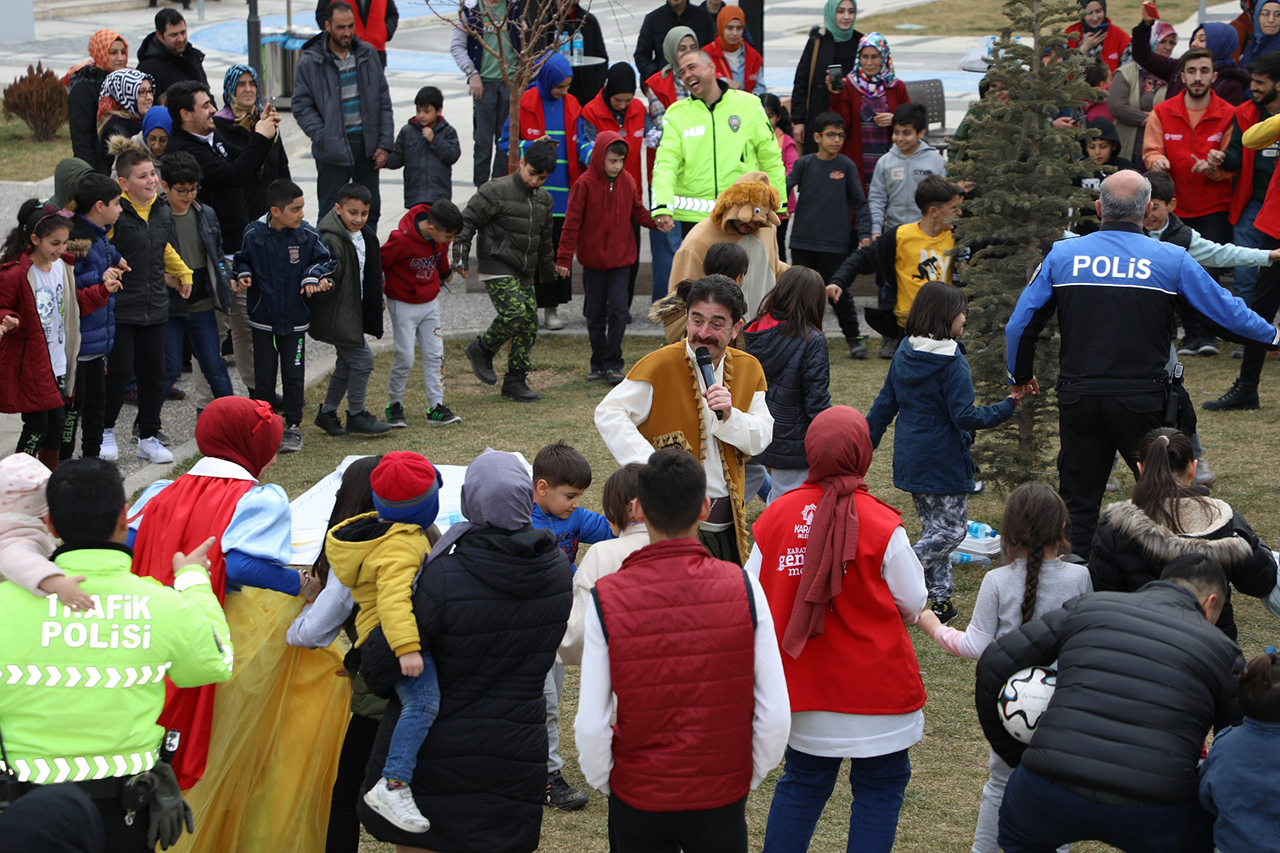 deprem-felaketini-yasayan-cocuklar-icin-karatayda-ozel-etkinlik-4.jpg