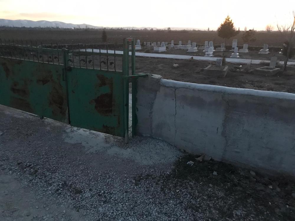 konyada-mezarliga-giren-vatandaslar-korkunc-manzarayla-karsilasti.jpg