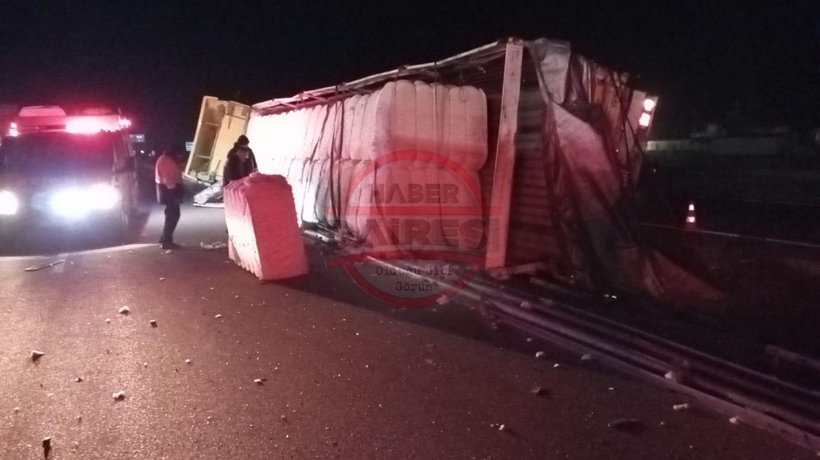 konyada-pamuk-balyasi-yuklu-tir-devrildi-2-olu-1-yarali-var-001.jpg