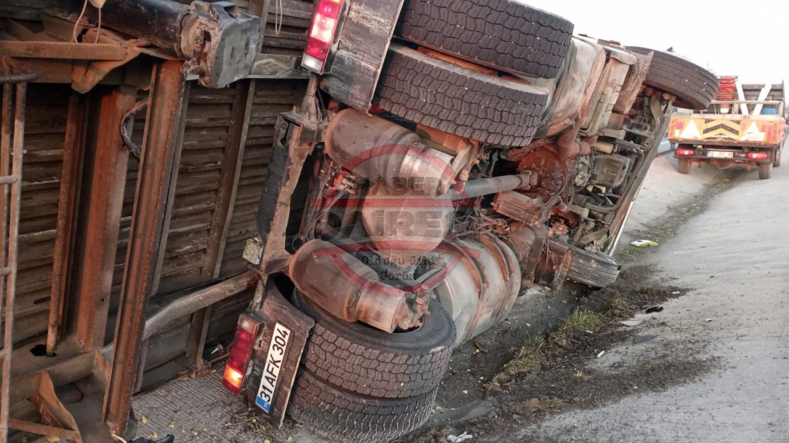 konyada-pamuk-balyasi-yuklu-tir-devrildi-2-olu-1-yarali-var-002.jpg