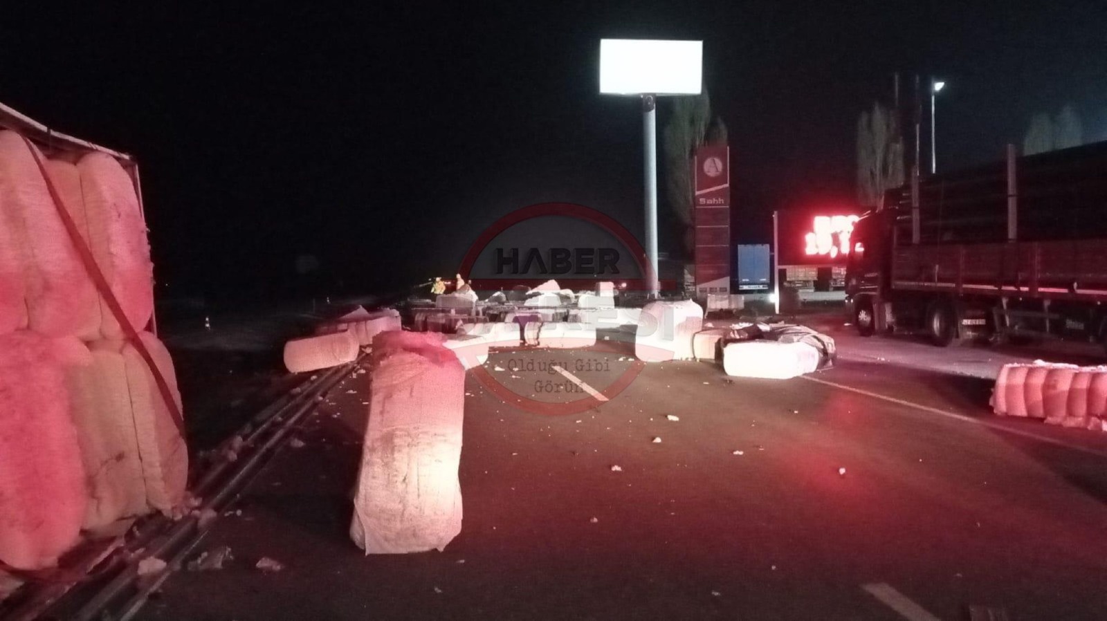 konyada-pamuk-balyasi-yuklu-tir-devrildi-2-olu-1-yarali-var.jpg