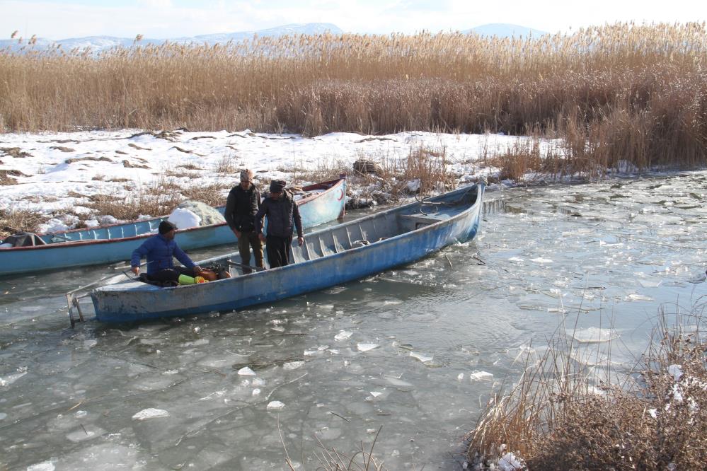 buz-tutan-beysehir-golunde-balikcilar-depremzedeler-icin-aglarini-suya-birakti-002.jpg