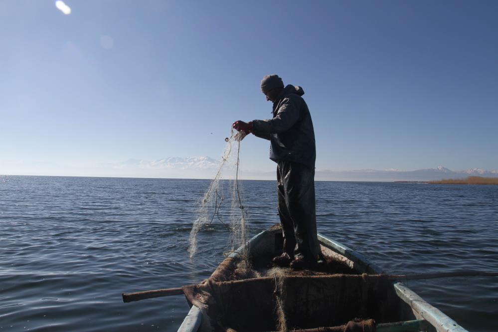 buz-tutan-beysehir-golunde-balikcilar-depremzedeler-icin-aglarini-suya-birakti.jpg
