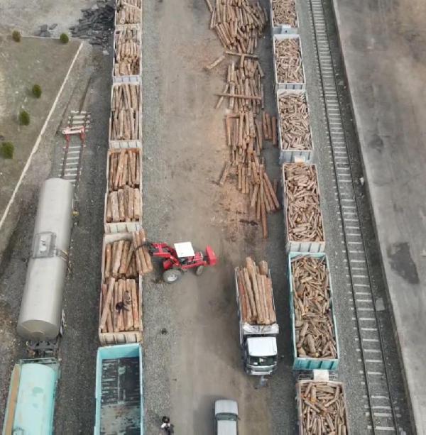karabukten-deprem-bolgesine-20-vagon-odun-gonderildi.jpg
