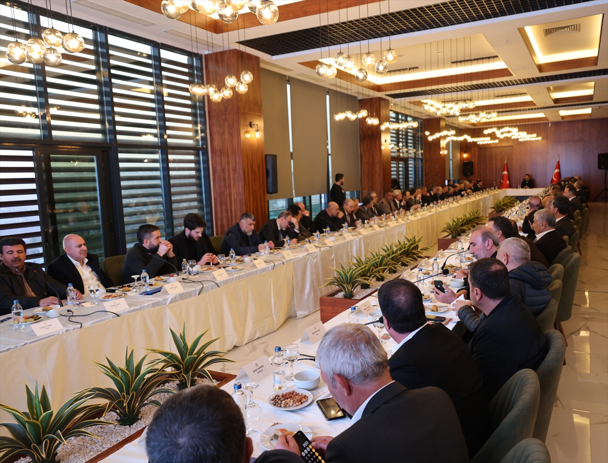 bakan-kurum-gaziantepte-is-dunyasi-ve-muteahhitlerle-bir-araya-geldi-001.jpg