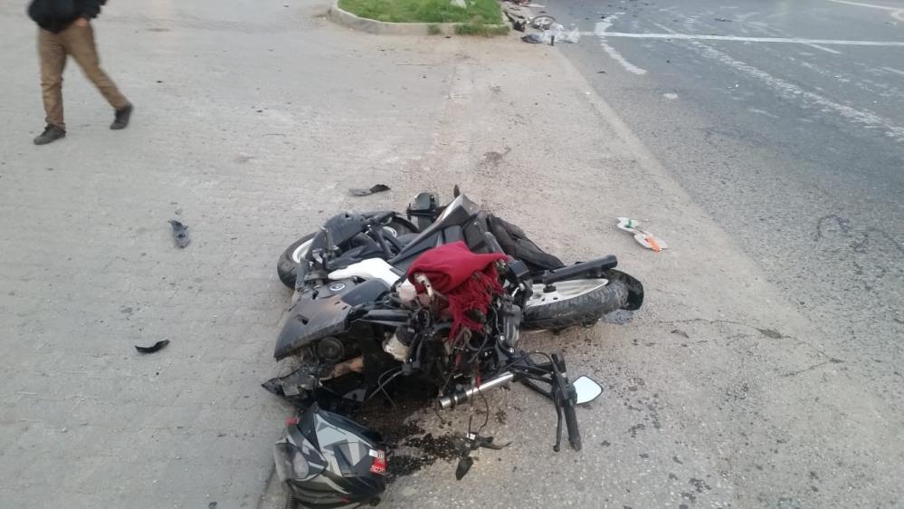 iki-motosiklet-carpisti-2-olu-1-yarali-001.jpg