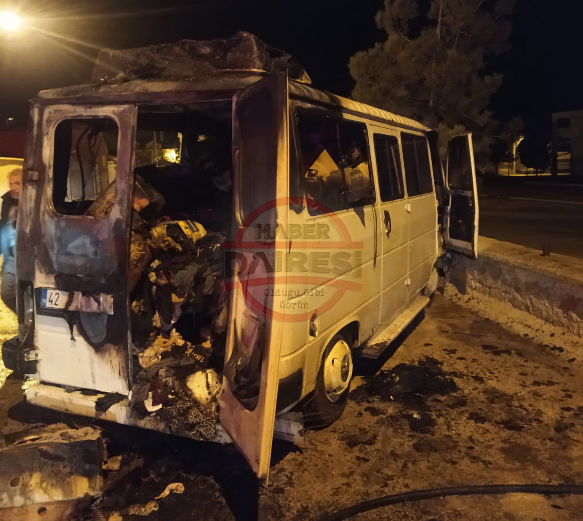 konyada-sabaha-karsi-ekipleri-alarma-geciren-ihbar-park-halindeki-minibus-yandi-001.jpg