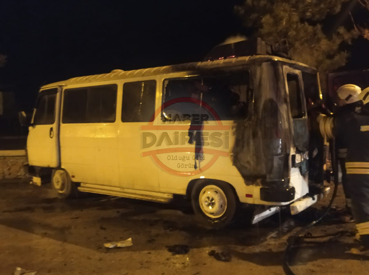 konyada-sabaha-karsi-ekipleri-alarma-geciren-ihbar-park-halindeki-minibus-yandi-002.jpg