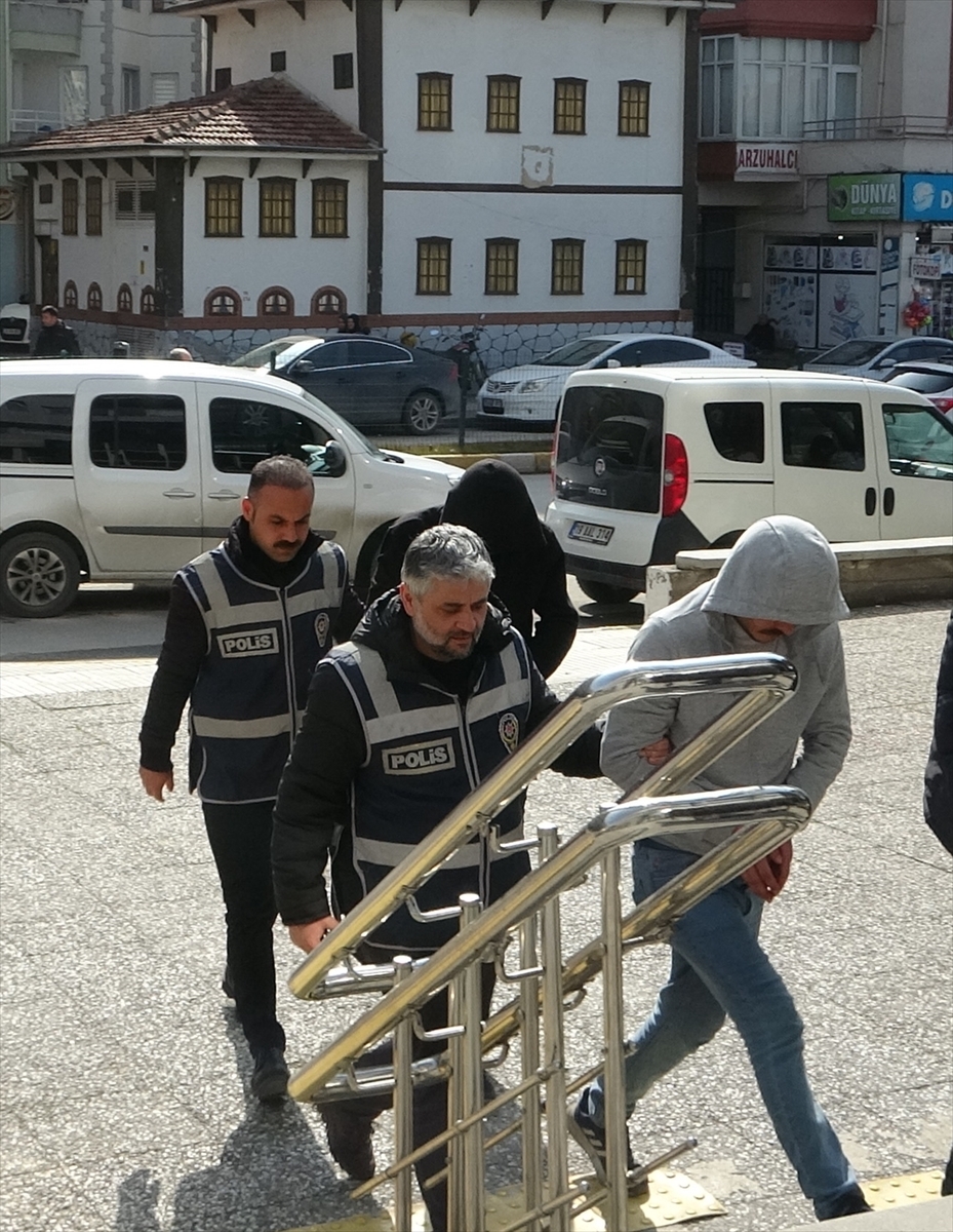 is-yerlerinden-cep-telefonu-caldigi-iddia-edilen-2-zanli-tutuklandi.jpg