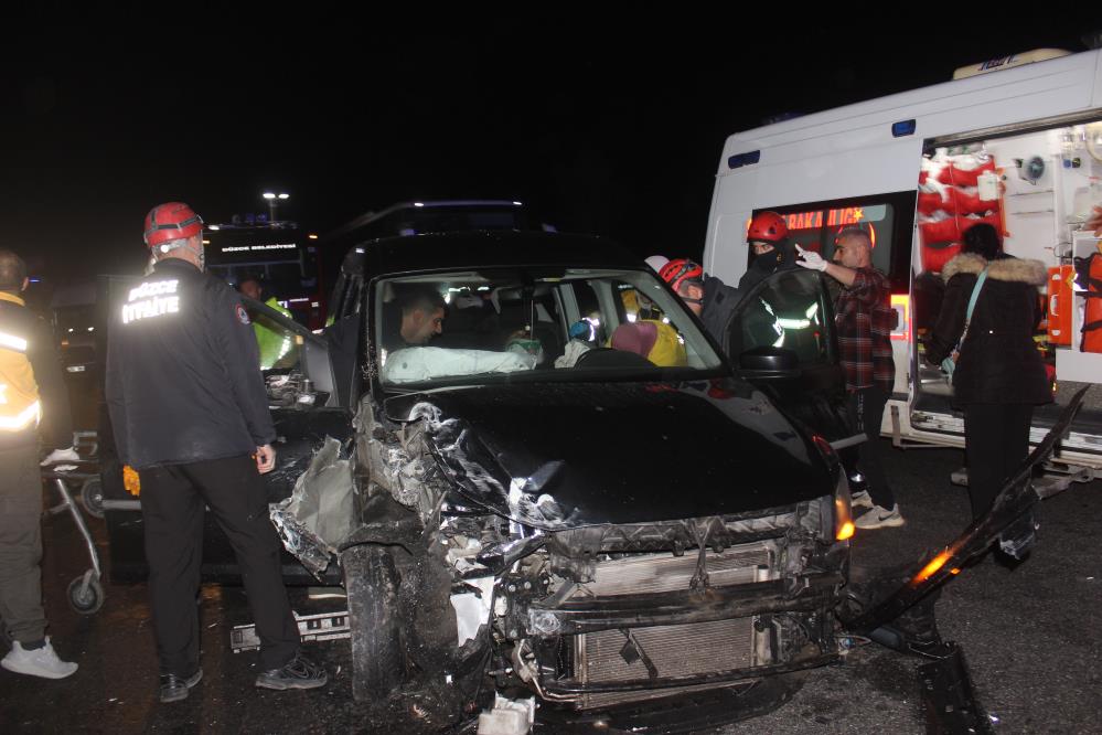 otoyolda-4-arac-birbirine-girdi-2-olu-7-yarali-001.jpg